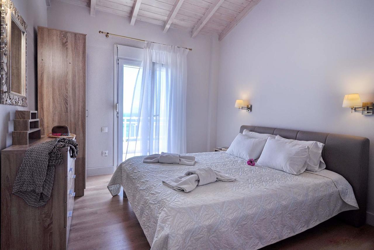 Veroniki Penthouse Deluxe Apartment آغيوس يوانيس بيريستريون المظهر الخارجي الصورة